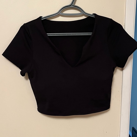 Cropped short sleeve tee with notch neckline - Picture 2 of 4
